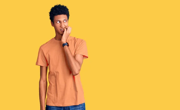 Ein Junger Afrikanisch Amerikanischer Mann Lässiger Kleidung Sieht Gestresst Und — Stockfoto