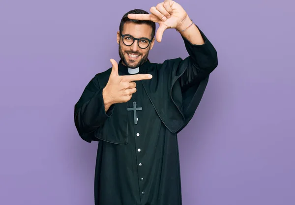 Νεαρός Ισπανός Που Φοράει Στολή Ιερέα Χαμογελώντας Κάνοντας Κορνίζα Χέρια — Φωτογραφία Αρχείου