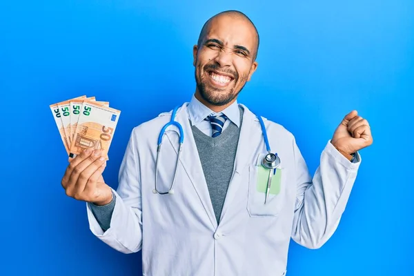 Médico Adulto Hispano Vistiendo Uniforme Médico Con Billetes Euros Gritando —  Fotos de Stock