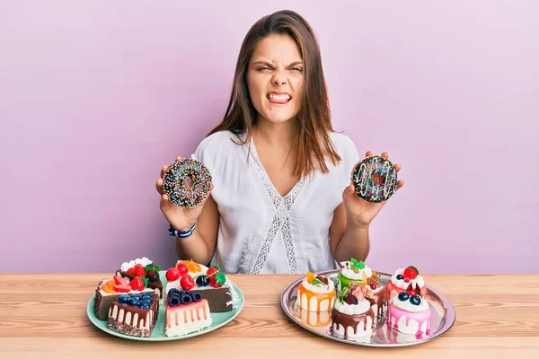 Joven Mujer Caucásica Comiendo Pasteles Para Desayuno Sacando Lengua Feliz —  Fotos de Stock