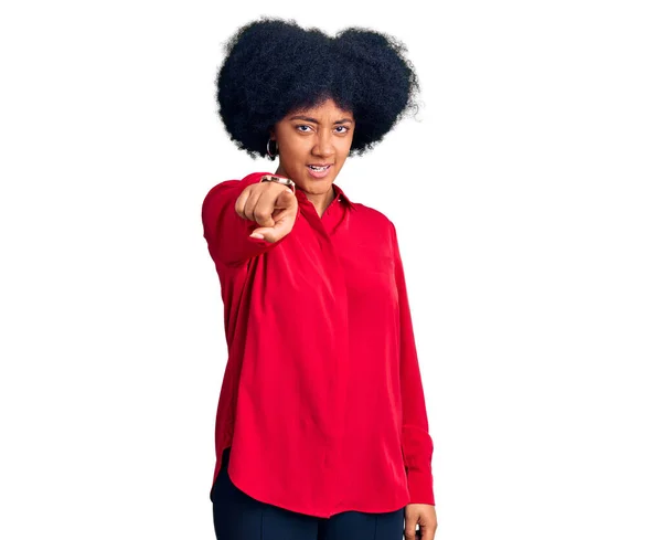 Jeune Fille Afro Américaine Portant Des Vêtements Décontractés Pointant Mécontent — Photo