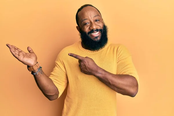 Jovem Afro Americano Vestindo Roupas Casuais Maravilhado Sorrindo Para Câmera — Fotografia de Stock