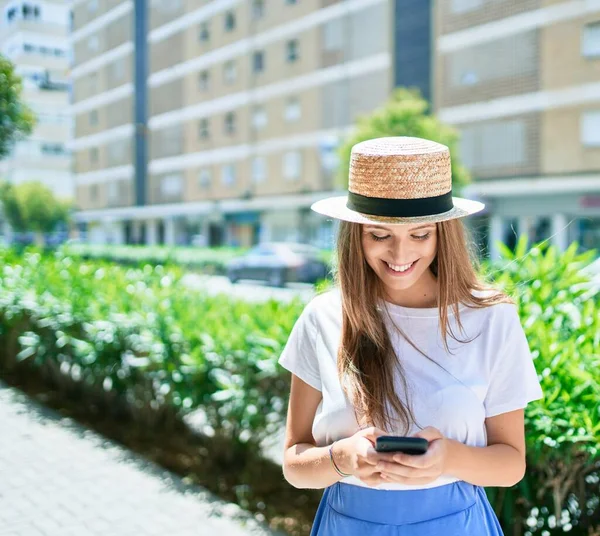 若いですブロンド女性オン休暇笑顔幸せな使用スマートフォンで街の通り — ストック写真