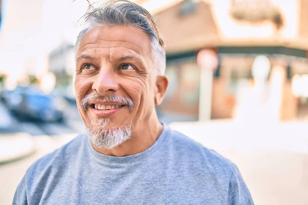 Homem Hispânico Cabelos Grisalhos Meia Idade Sorrindo Feliz Cidade — Fotografia de Stock