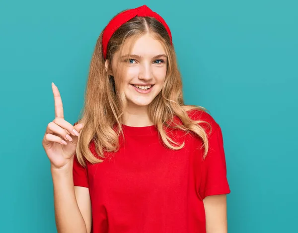 Schöne Junge Kaukasische Mädchen Lässigem Roten Shirt Zeigt Und Zeigt — Stockfoto