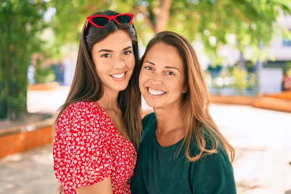 Bela Mãe Hispânica Filha Férias Sorrindo Feliz Cidade — Fotografia de Stock