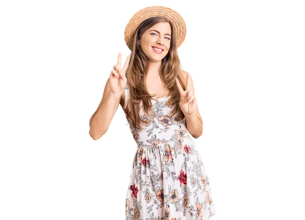 Hermosa Mujer Joven Caucásica Con Sombrero Verano Sonriendo Mirando Cámara —  Fotos de Stock