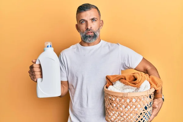 Homem Bonito Meia Idade Segurando Cesta Roupa Garrafa Detergente Sem — Fotografia de Stock
