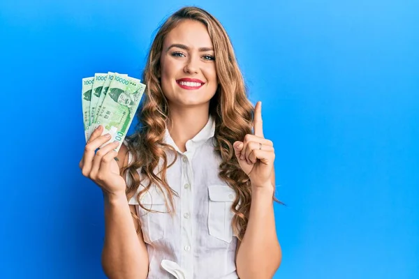 Jovem Loira Segurando 10000 Sul Coreano Ganhou Notas Sorrindo Com — Fotografia de Stock