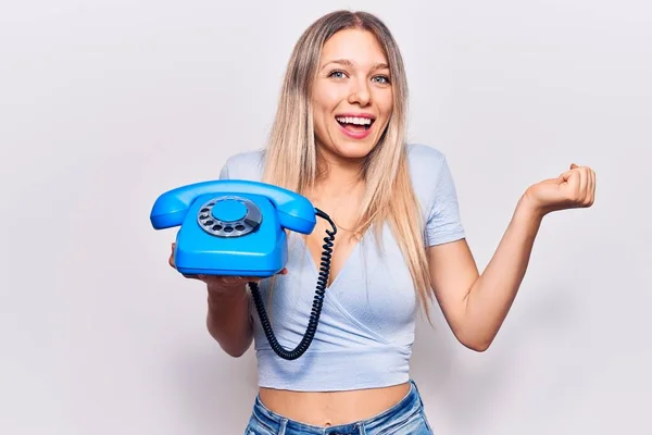 Sarışın Güzel Bir Kız Elinde Klasik Bir Telefonla Gururla Bağırıyor — Stok fotoğraf
