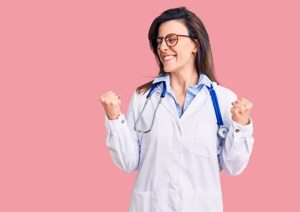 Ung Vacker Kvinna Bär Läkare Stetoskop Och Glasögon Glada För — Stockfoto