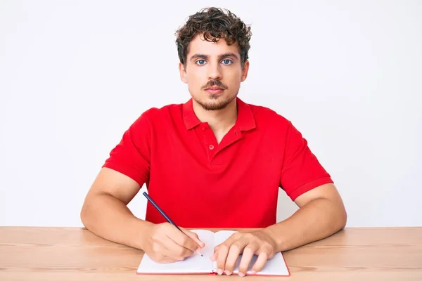 Jovem Caucasiano Com Cabelo Encaracolado Escrever Caderno Sentado Mesa Pensamento — Fotografia de Stock