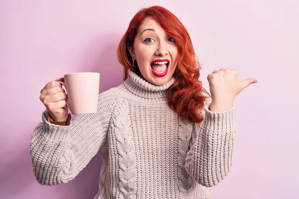 Joven Hermosa Pelirroja Bebiendo Taza Café Sobre Fondo Rosa Aislado — Foto de Stock