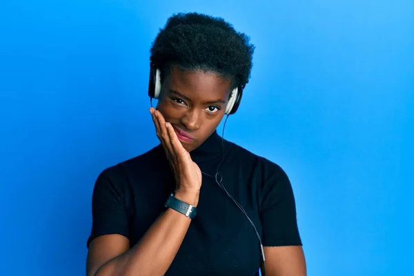 Jovem Afro Americana Ouvindo Música Usando Fones Ouvido Pensando Que — Fotografia de Stock