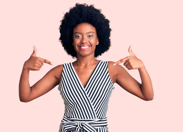 Jovem Afro Americana Vestindo Roupas Casuais Parecendo Confiante Com Sorriso — Fotografia de Stock