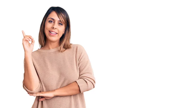 Jovem Mulher Bonita Vestindo Camisola Casual Sorrindo Feliz Apontando Com — Fotografia de Stock