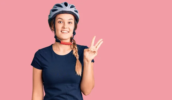 Schöne Kaukasische Frau Trägt Fahrradhelm Und Zeigt Mit Finger Nummer — Stockfoto