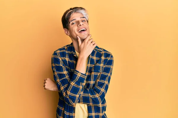 Giovane Uomo Ispanico Indossa Abiti Casual Sorridente Guardando Fiducioso Alla — Foto Stock