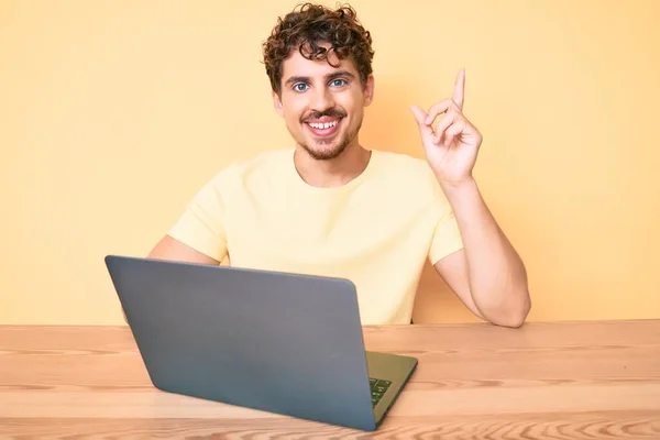 Jeune Homme Caucasien Aux Cheveux Bouclés Travaillant Bureau Avec Ordinateur — Photo