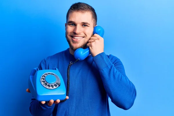 Νεαρός Όμορφος Άνδρας Κρατώντας Vintage Τηλέφωνο Αναζητούν Θετική Και Ευτυχισμένη — Φωτογραφία Αρχείου