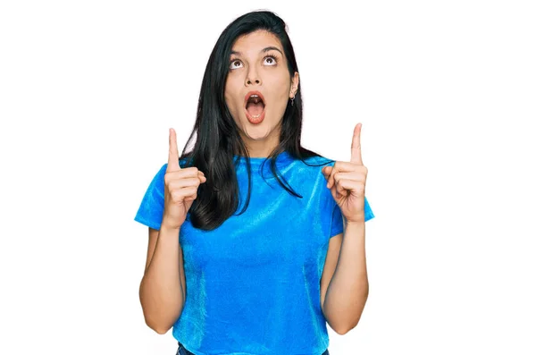 Young Hispanic Woman Wearing Casual Clothes Amazed Surprised Looking Pointing — Stock Photo, Image