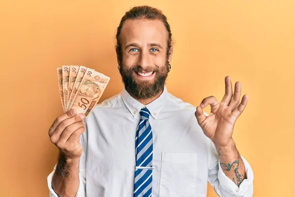 Hombre Negocios Guapo Con Barba Pelo Largo Sosteniendo Billetes Reales — Foto de Stock