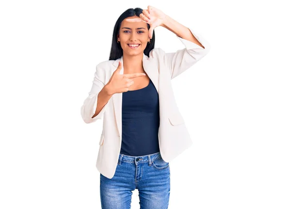 Menina Latina Bonita Nova Vestindo Roupas Negócios Sorrindo Fazendo Quadro — Fotografia de Stock