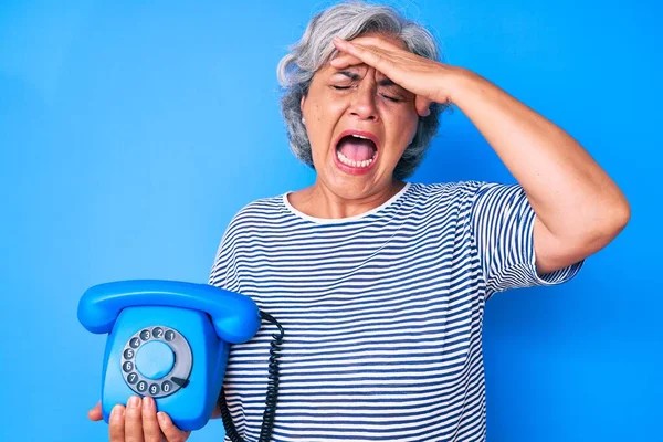 Mujer Mayor Cabello Gris Hispano Sosteniendo Teléfono Vintage Estresada Frustrada —  Fotos de Stock