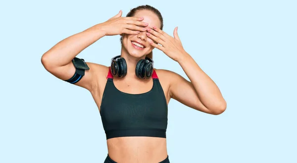 Vacker Blond Kvinna Gympakläder Och Med Hörlurar Som Täcker Ögonen — Stockfoto