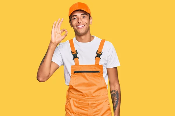 Ung Vacker Afrikansk Amerikansk Man Klädd Handyman Uniform Ler Positivt — Stockfoto