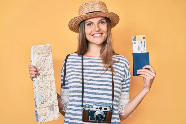 市内地図とパスポートを持っている美しい白人観光客の女性は 顔に幸せとクールな笑顔で笑っています 歯を見せて — ストック写真