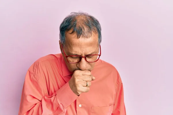 Hombre Indio Mediana Edad Con Ropa Casual Gafas Sintiéndose Mal —  Fotos de Stock