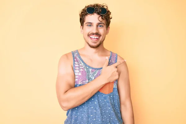 Jovem Caucasiano Com Cabelo Encaracolado Vestindo Estilo Casual Com Camisa — Fotografia de Stock