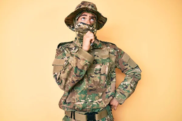 Jovem Homem Bonito Vestindo Uniforme Exército Camuflagem Balaclava Rosto Sério — Fotografia de Stock