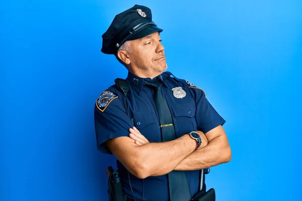 Hezký Muž Středního Věku Policejní Uniformě Dívá Stranu Zkříženými Pažemi — Stock fotografie