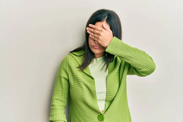 Junge Brünette Frau Lässiger Kleidung Die Die Augen Mit Der — Stockfoto