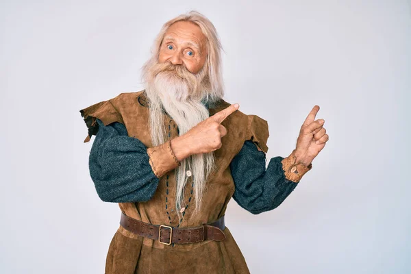 Idős Ősz Hajú Hosszú Szakállú Öregember Viking Tradicionális Jelmezt Visel — Stock Fotó