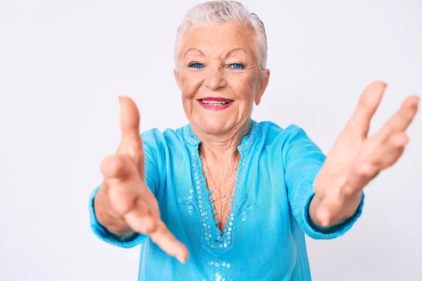 Senior Krásná Žena Modrýma Očima Šedé Vlasy Sobě Letní Oblečení — Stock fotografie