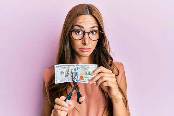 Ung Brunett Kvinna Skära Dollar Med Sax För Valuta Devalvering — Stockfoto