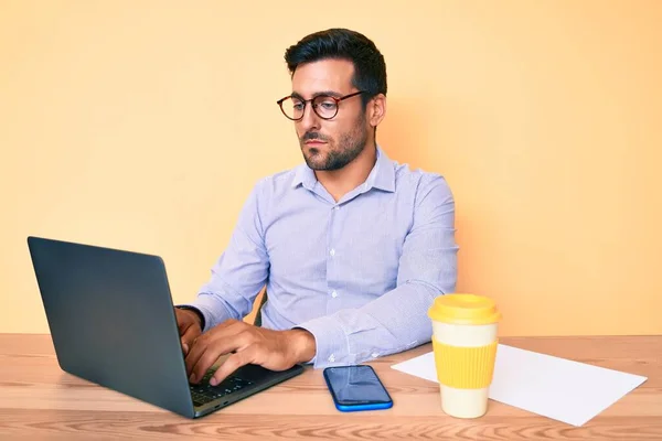 Joven Hombre Hispano Trabajando Oficina Bebiendo Una Taza Café Pensando —  Fotos de Stock