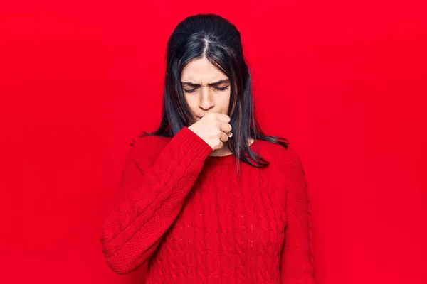 스웨터 아름다운 소녀는 감기나 기관지염 의증상으로 불편하고 기침을 — 스톡 사진