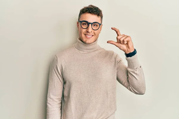 Jovem Hispânico Vestindo Camisola Gola Alta Casual Sorrindo Gestos Confiantes — Fotografia de Stock