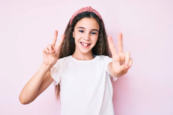 Carino Ispanico Bambino Ragazza Indossa Abiti Casual Diadema Sorridente Guardando — Foto Stock