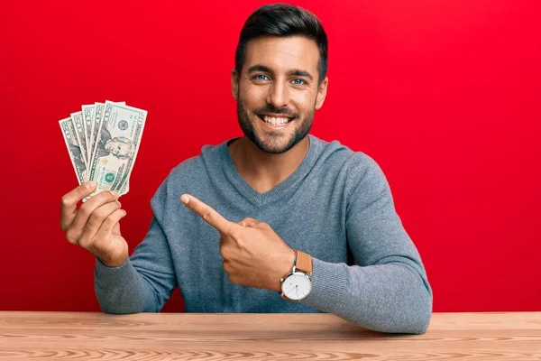 Bonito Hispânico Segurando Notas Dólares Sorrindo Feliz Apontando Com Mão — Fotografia de Stock