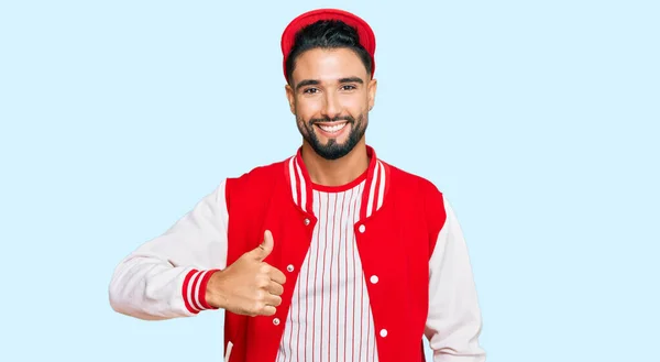 Joven Con Barba Vistiendo Uniforme Béisbol Haciendo Gesto Feliz Con —  Fotos de Stock