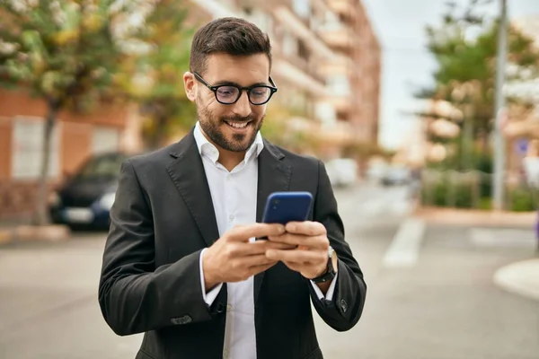 Jonge Spaanse Zakenman Lacht Gelukkig Met Behulp Van Smartphone Stad — Stockfoto