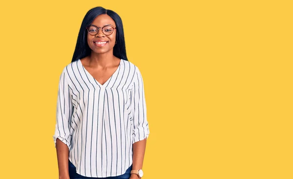 Молода Афро Американська Жінка Повсякденному Одязі Окулярах Щасливою Прохолодною Посмішкою — стокове фото