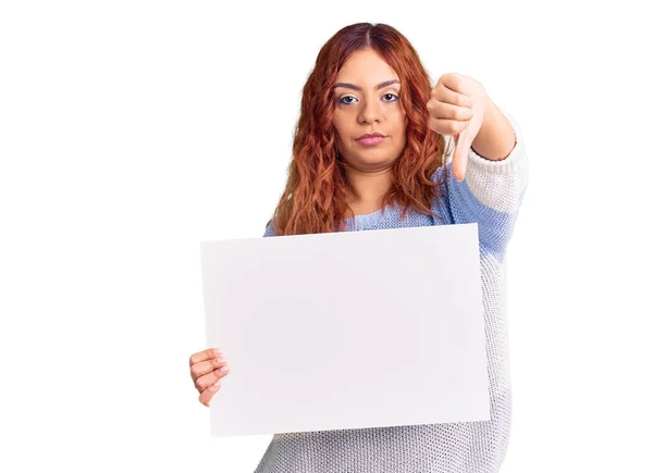 Ung Latinamerikansk Kvinna Håller Tom Banner Med Argt Ansikte Negativa — Stockfoto