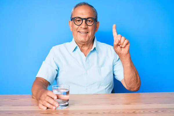 Uomo Anziano Bello Con Capelli Grigi Bere Bicchiere Acqua Seduto — Foto Stock