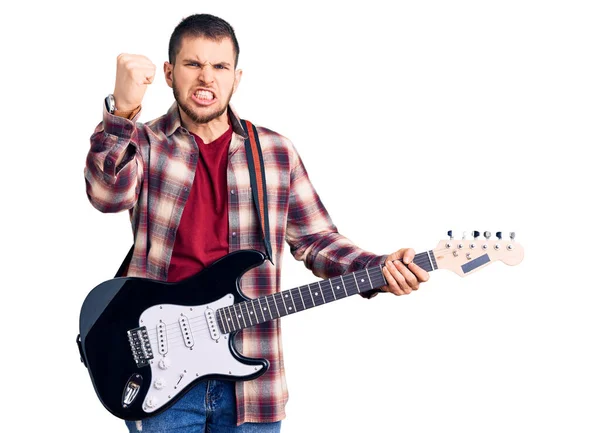 Jovem Homem Bonito Tocando Guitarra Elétrica Irritado Frustrado Gritando Com — Fotografia de Stock